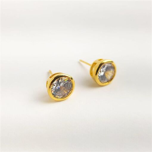 BRINCO CRISTAL REDONDO CRAVAÇÃO INGLESA | BANHADO EM OURO 18K