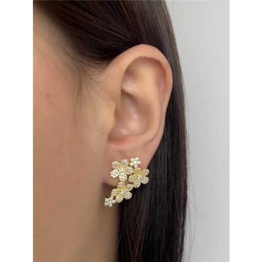 BRINCO FLORES CRAVEJADAS FLOR MENOR EM ZIRCÔNIA CRISTAL | BANHAD