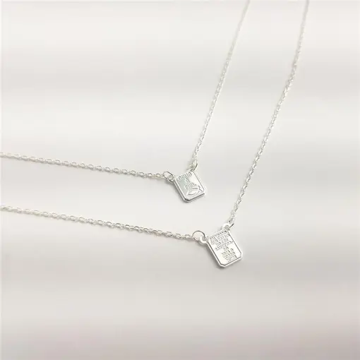 ESCAPULÁRIO ELO CADEADO FINO PLACA DEUS É FIEL | BANHO DE PRATA