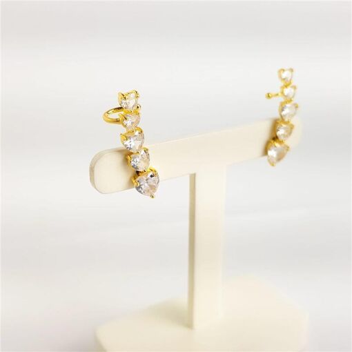 BRINCO EARCUFF FILEIRA CORAÇÕES INTERCALADOS CRISTAL | BANHADO E