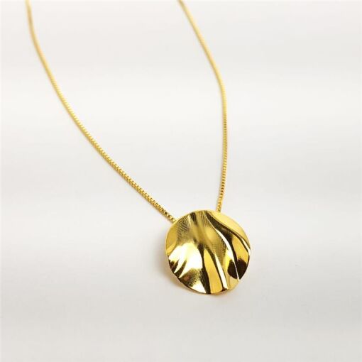 COLAR VENEZIANA PG CHAPA LISA REDONDA AMASSADA | BANHADO EM OURO