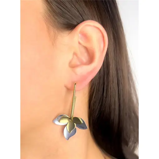 BRINCO MEIA ARGOLA TRIANGULAR PINGENTE FOLHA PRATA/DOURADA | BAN