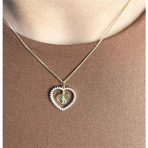 COLAR VENEZIANO PINGENTE CORAÇÃO VAZADO CRAVEJADO CENTRO CORAÇÃO