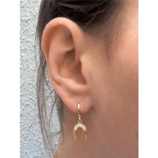 ARGOLA COM PINGENTE FERRADURA CRAVEJADA COM DETALHE LISO | 1,2CM