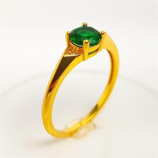 ANEL ARO LISO PEDRA VERDE ESMERALDA LATERAL CRAVEJADA| BANHADO E
