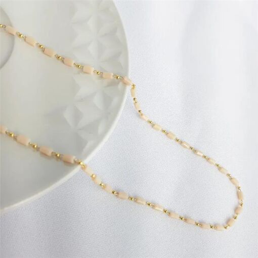 COLAR ALONGADO PEDRINHAS ROSAS LEITOSAS|60+10CM| BANHADO EM OURO