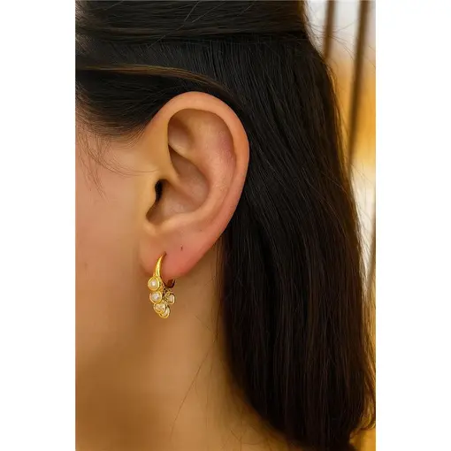 ARGOLA TRIÂNGULO 5PG PÉROLA DETALHE DOURADO AO REDOR | BANHADO E