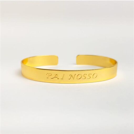 BRACELETE ABERTO ARO LISO ESCRITA ´ PAI NOSSO` | BANHADO EM OURO