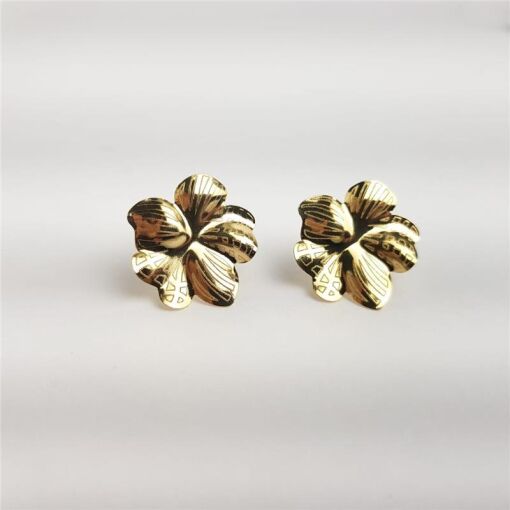 BRINCO 2,4CM FLOR LISA TEXTURIZADA EM LINHAS E FORMAS B.OURO