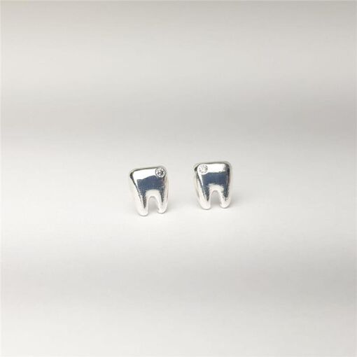 BRINCO DENTE LISO COM UMA ZIRCÔNIA CRISTAL | BANHO DE  PRATA