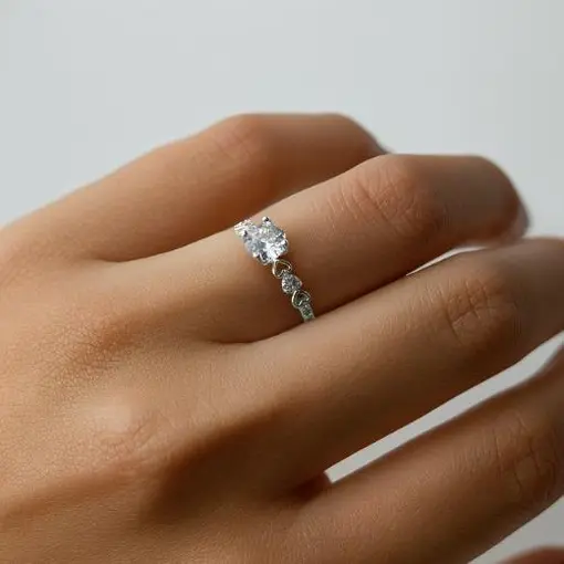 ANEL ARO LISO CENTRO CRISTAL LATERAIS CORAÇÃO INTERCALADOS LISO/