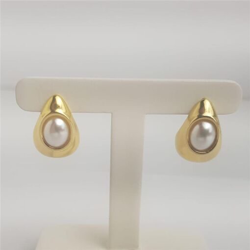 BRINCO GOTA LISA CENTRO MEIA PÉROLA  | BANHADO EM OURO 18K