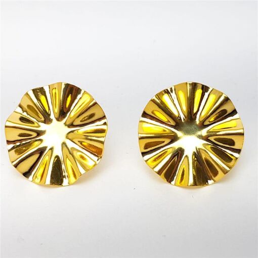 BRINCO FLOR EM CHAPA LISA COM DETALHES ONDULADOS| 2,1CM|BANHADO