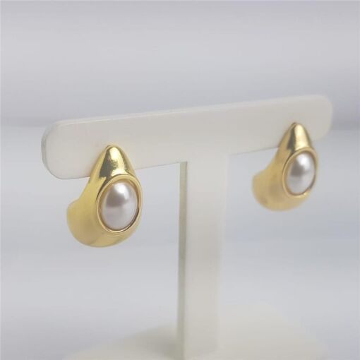 BRINCO GOTA LISA CENTRO MEIA PÉROLA  | BANHADO EM OURO 18K