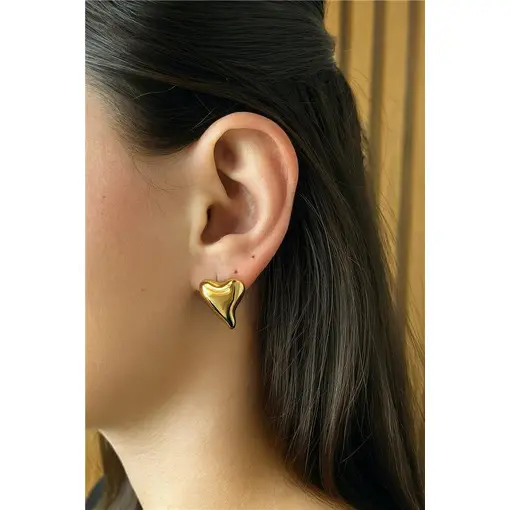 BRINCO MINIMALISTA FORMATO CORAÇÃO LISO | BANHADO EM OURO 18K