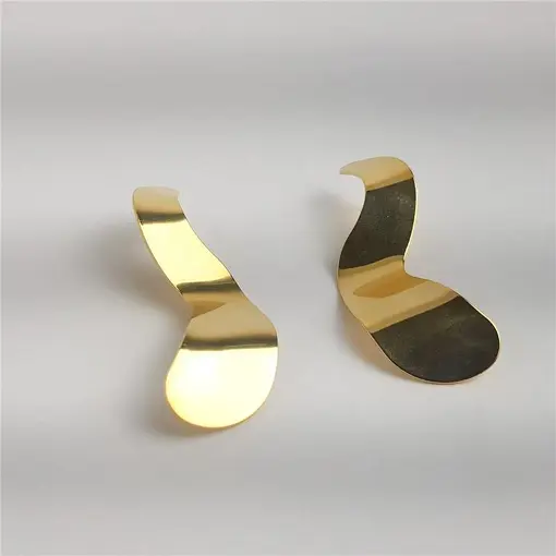 BRINCO EM CHAPA ONDULADA E LISA | BANHADO EM OURO 18K