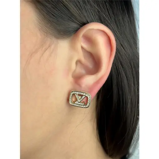 BRINCO QUADRADO FRENTE CRAVEJADO CENTRO EM `V, L` LATERAIS TEXTU