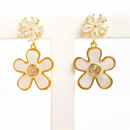 BRINCO BASE FLOR CRISTAL FLOR MADREPÉROLA| 3CM| BANHADO EM OURO
