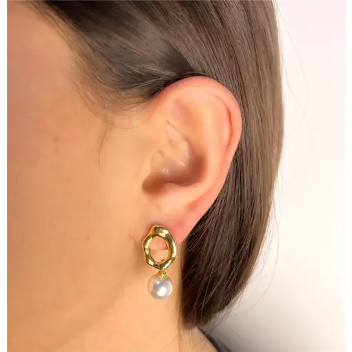 BRINCO ORGÂNICO VAZADO LISO PENDENTE EM PÉROLA | BANHADO EM OURO