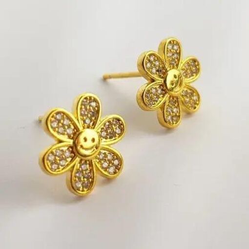 BRINCO 1,2CM FLOR PETALAS CRAV/MEIO CARINHA FELIZ