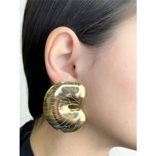 BRINCO 4,8CM EM ´´U´´ COM LINHAS DESENHADAS | BANHADO EM OURO 18