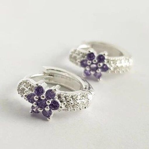 ARGOLA CRAVEJADA COM FLOR LILÁS|1,3CM|PRATA 925