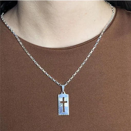 COLAR ELO TIJOLINHO PINGENTE PLACA RETANGULAR CRUZ VAZADA TEXTUR