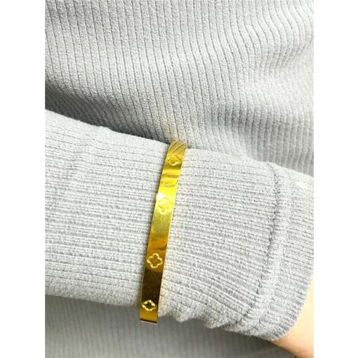 BRACELETE ARO LISO COM 5 TREVOS GRAVADOS AÇO INOX | SEM GRANTIA