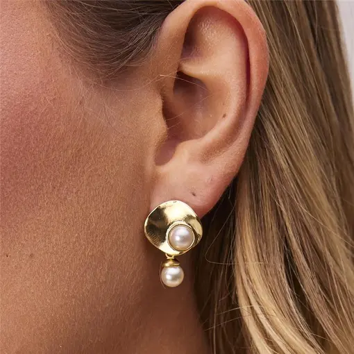 BRINCO ARREDONDADO AMASSADO LISO CENTRO MEIA PÉROLA COM PENDENTE