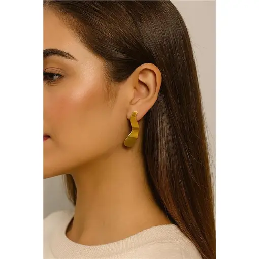 BRINCO EM CHAPA ONDULADA E LISA | BANHADO EM OURO 18K