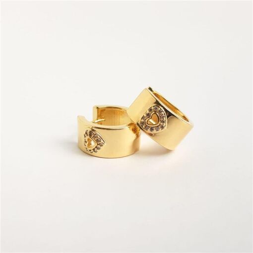 ARGOLA LISA CORAÇÃO CRAVEJADO VAZADO | BANHADO EM OURO 18K