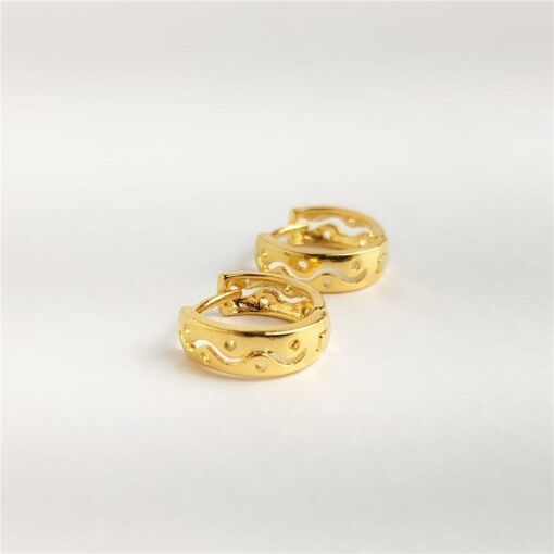 ARGOLA COM PONTOS E ONDAS VAZADAS|1,3CM|BANHADO EM OURO 18K