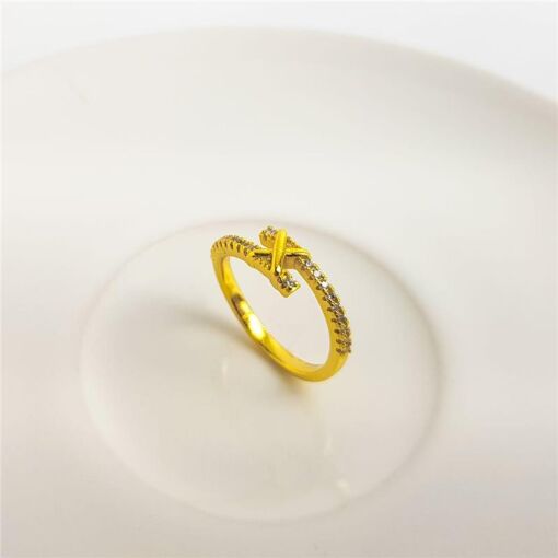 ANEL ARO ENTRELACADO CRAVEJADO X AO MEIO | BANHADO EM OURO 18K