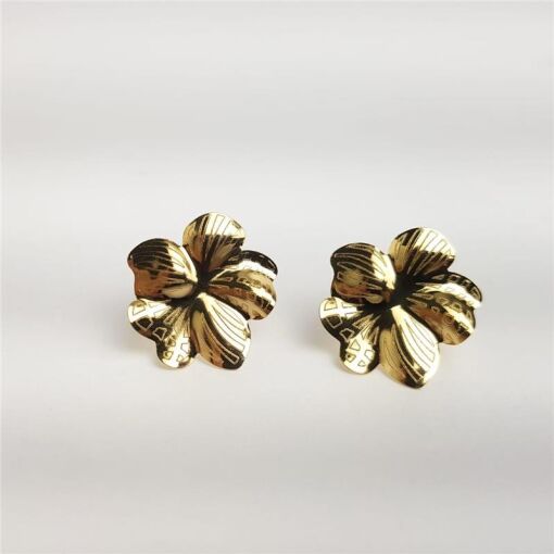 BRINCO 2,4CM FLOR LISA TEXTURIZADA EM LINHAS E FORMAS B.OURO