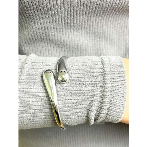 BRACELETE ARO LISO ABERTO PONTAS EM GOTA PRATA | SEM GARATIA