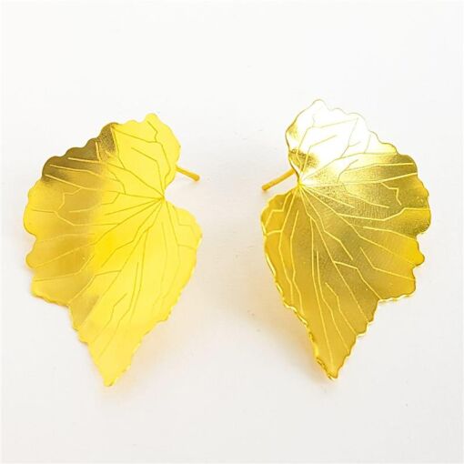 BRINCO FOLHA EM CHAPA COM DETALHES | 3,9CM | BANHADO EM OURO 18K