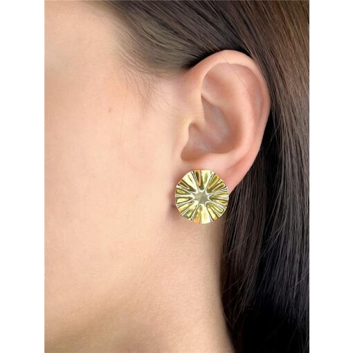 BRINCO FLOR EM CHAPA LISA COM DETALHES ONDULADOS| 2,1CM|BANHADO