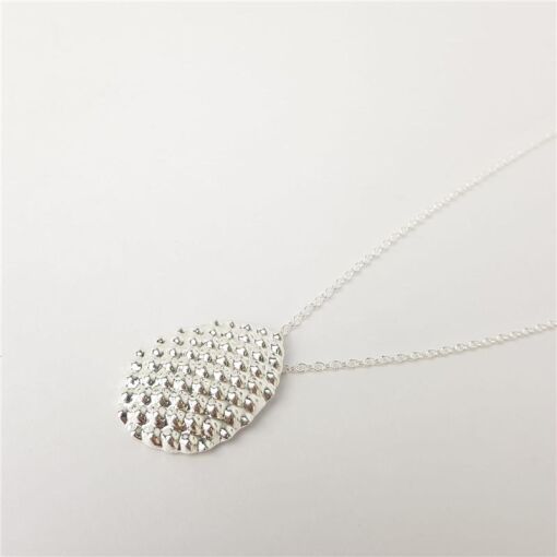 COLAR 45CM ELO BAILARINA PG OVAL EM ESCAMAS TEXTURIZADO B.PRATA