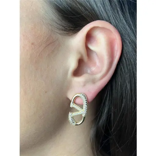 BRINCO ARREDONDADO ARO LISO/CRAVEJADO CENTRO EM `V` | BANHADO EM