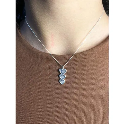 COLAR VENEZIANA PINGENTE PLACA 3 CORAÇÕES LISO CENTRO TEXTURIZAD