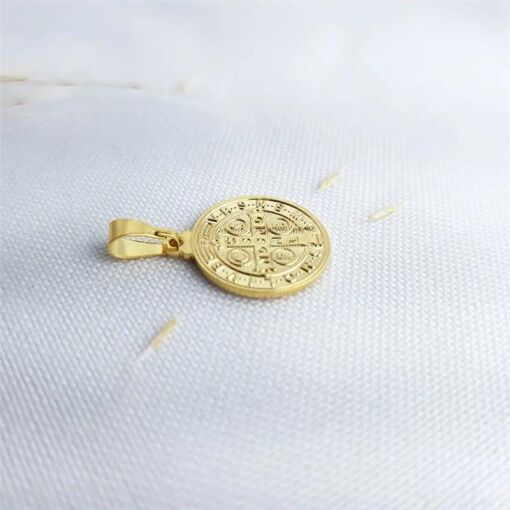 PINGENTE SAO BENTO EM RELEVO|1,1CM|BANHADO EM OURO 18K