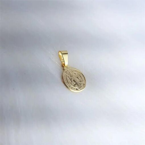 PINGENTE SAO BENTO EM RELEVO|1,1CM|BANHADO EM OURO 18K