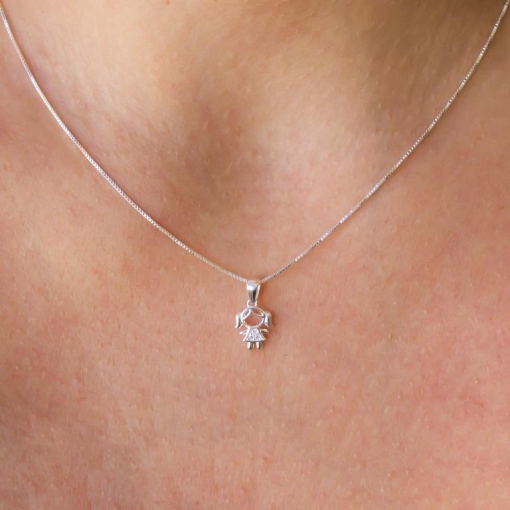 PINGENTE PRATA 92,5 MENINA, PEQUENA, VAZADA COM PEDRAS NO CORPO