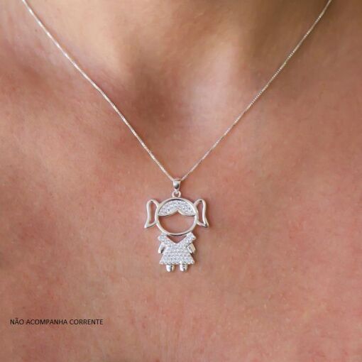 PINGENTE PRATA 92,5 MENINA, GRANDE, VAZADA, COM PEDRAS NA CABEÇA