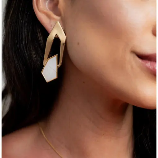 BRINCO BANHADO OURO 18K -  MADRE PÉROLA