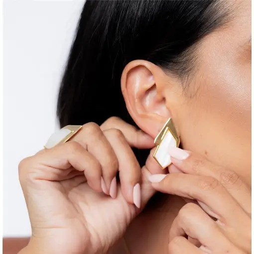 BRINCO BANHADO OURO 18K -  MADRE PÉROLA