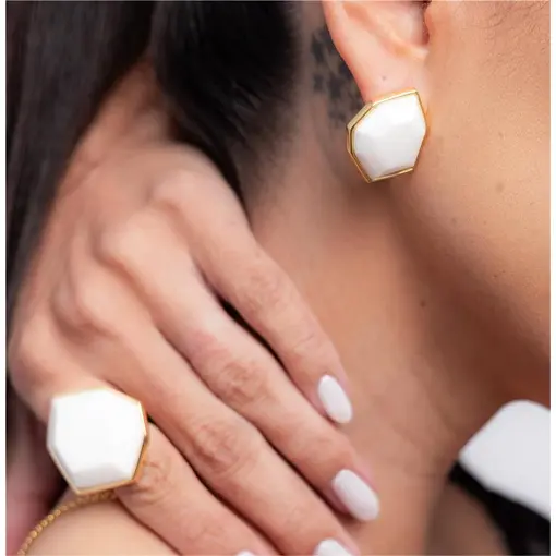 BRINCO BANHADO OURO 18K -  PORCELANA PEROLIZADA