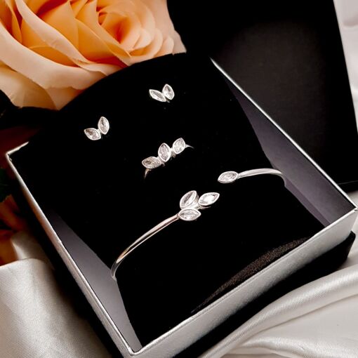 CONJUNTO BRACELETE/ANEL/BRINCO EM FORMATO DE FOLHA