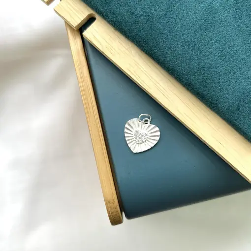 Pingente Coração Estilizado com Micro Zircônias em Prata