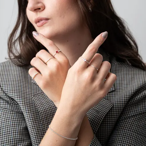 Anel Aro Fino Cravejado com Pedra Central de Coração em Prata